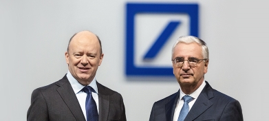 Sie befinden sich im Archiv des Jahres 2017. Das Bild zeigt den Vorstandsvorsitzenden John Cryan und den Aufsichtsratsvorsitzenden Dr. Paul Achleitner nebeneinander stehend.